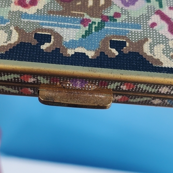 Volupte vintage needlepoint design square compact - Picture 3 of 12